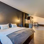 Black Box Apartment